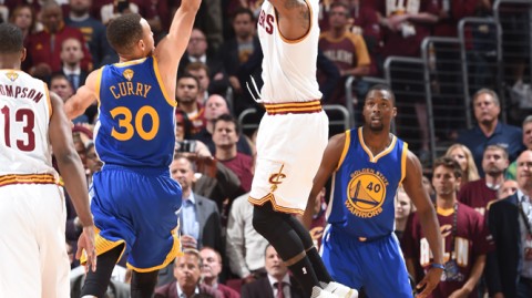 勇士G2险胜骑士扳平总比分，库里关键三分主导末节翻盘