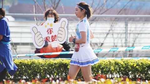 上海马拉松开跑，个性达人“大白”身穿防护服致敬医护工作者