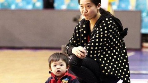 前国脚王亮妻子资料揭秘：从超女冠军到贤内助，陪伴走出乌龙阴影